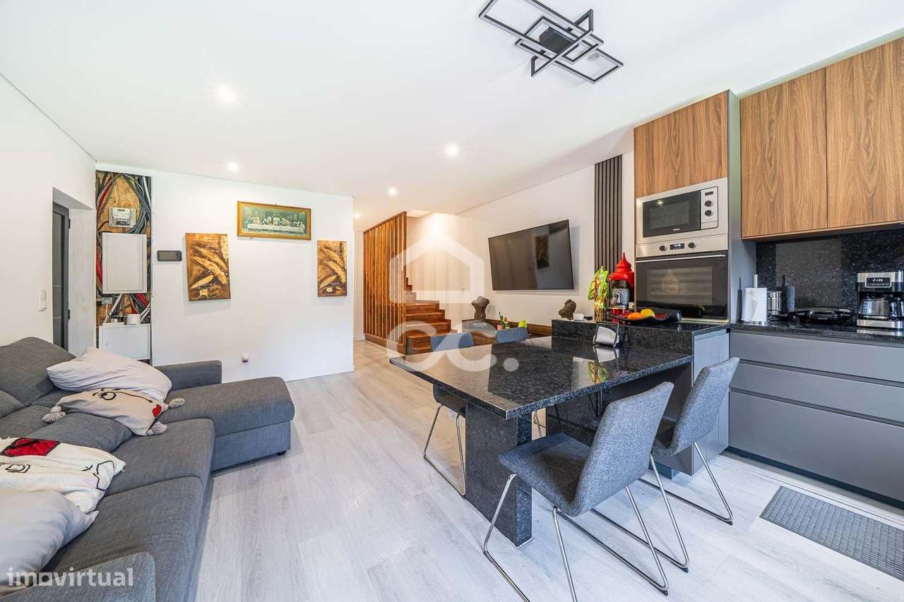 Moradia dividida (T3, T2 e 2 T0) junto ao metro de Gaia - Grande imagem: 2/30