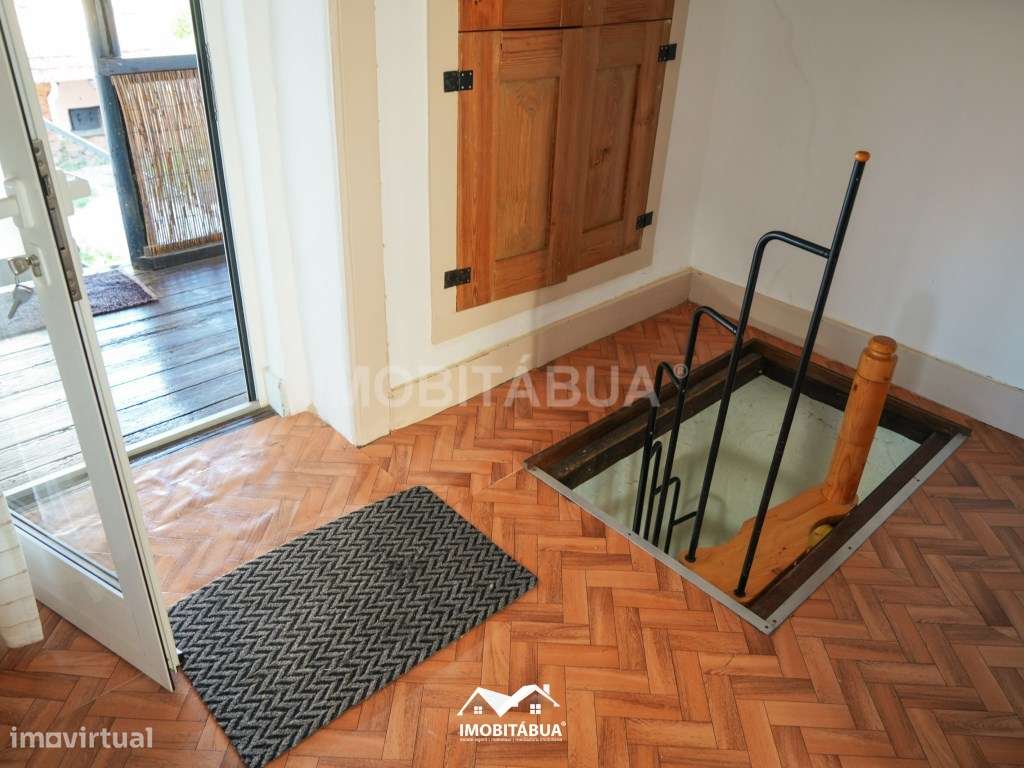 Casa Tradicional Portuguesa com Quintal, Vista e Muitos Detalhes Au...-9