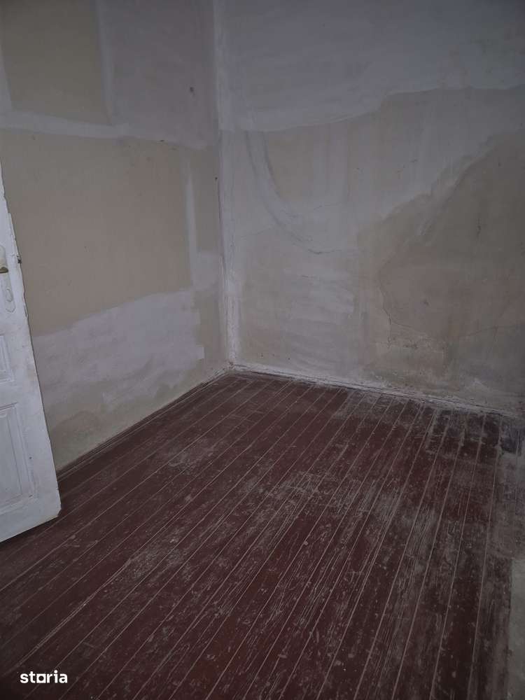 Casă cu 2 camere, Teren 301 mp, acces curte comuna , Pret redus-15