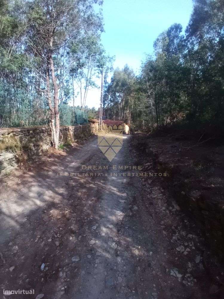 Oportunidade Única: Terreno com 4 Casas para Restauro em Zona de Ref?-5