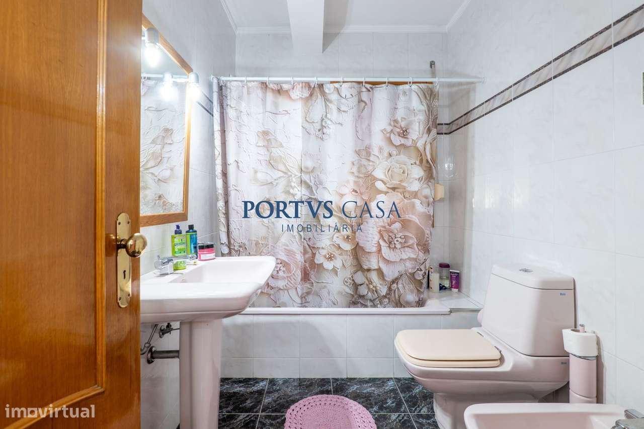 Moradia T4 com piscina em Lavra-23