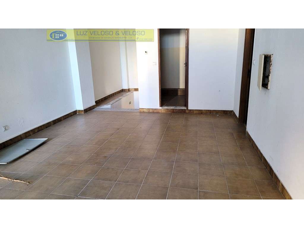 Loja de 38,27 m2 com cave de 300,00 m2. Alto do Seixalinho, Barreiro.-7