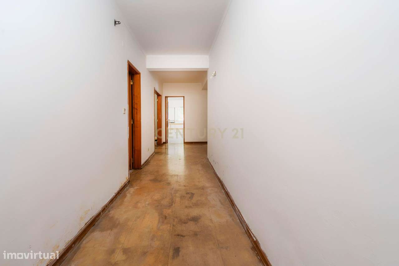 Apartamento T4 com garagem em condomínio com piscina no centro de Albu-6