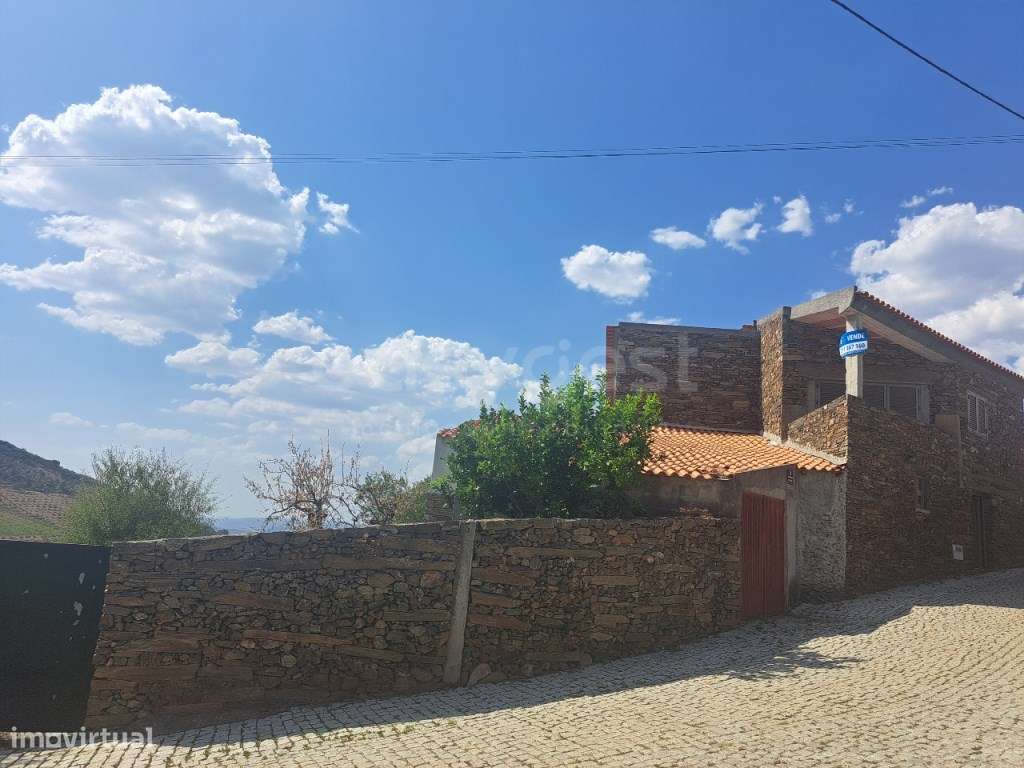 Moradia para recuperar na aldeia de Urros, Torre de Moncorvo. - Grande imagem: 2/18