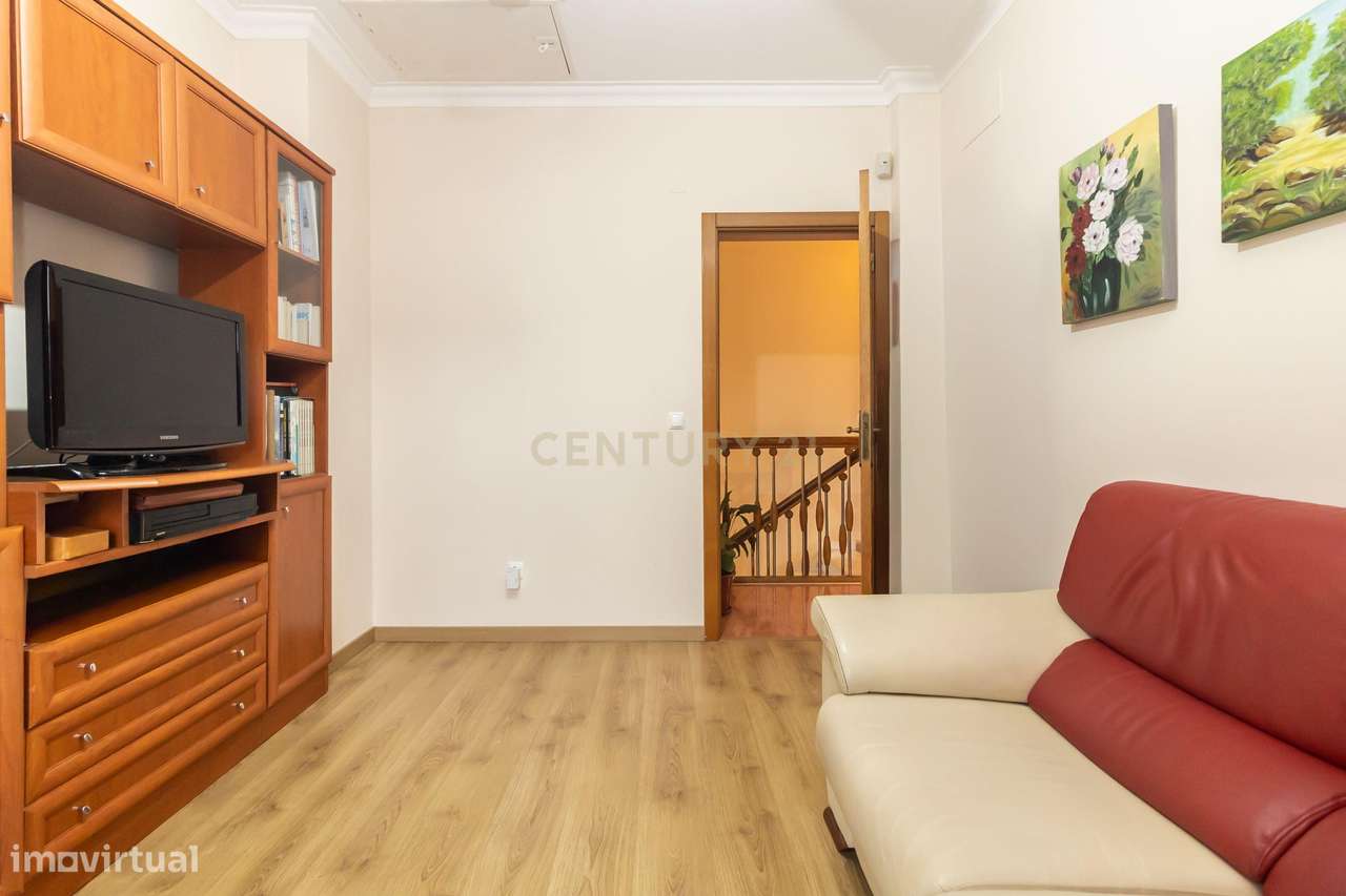 Moradia T4 Independente com garagem e jardim em Setúbal-32