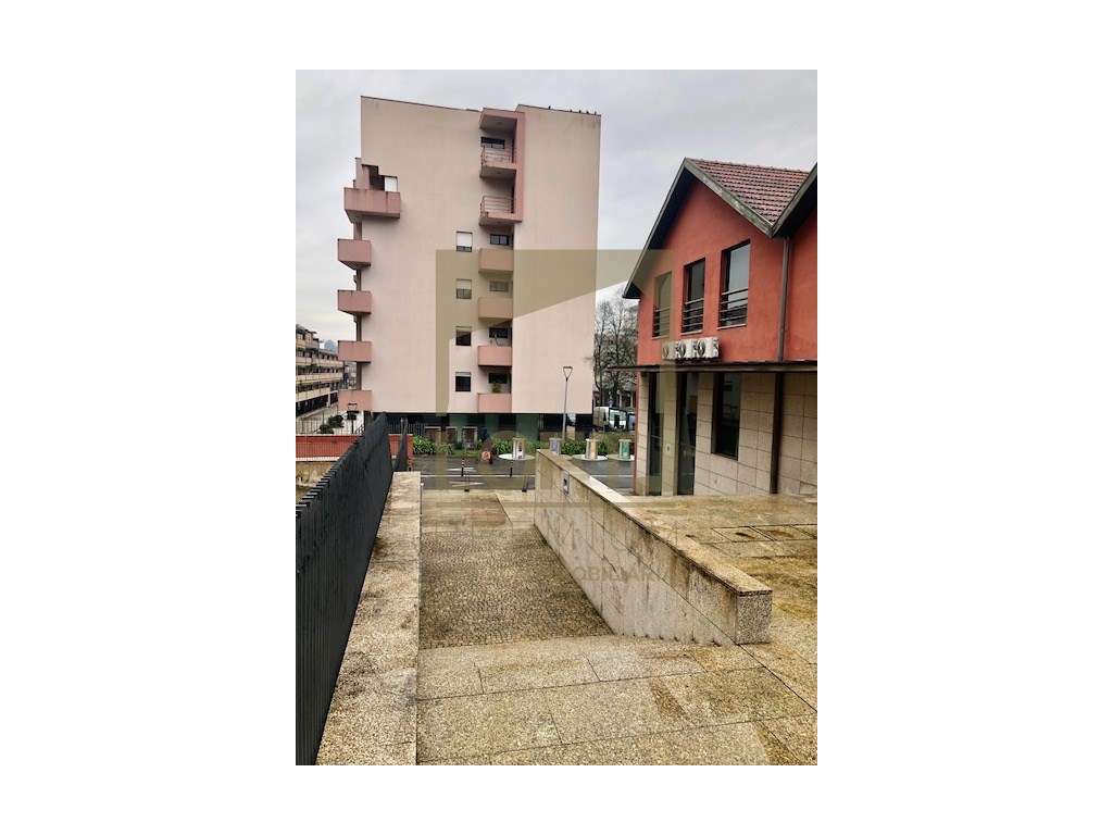 Loja com Terraço e Licença de Restauração no Centro de Guimarães - Grande imagem: 5/8