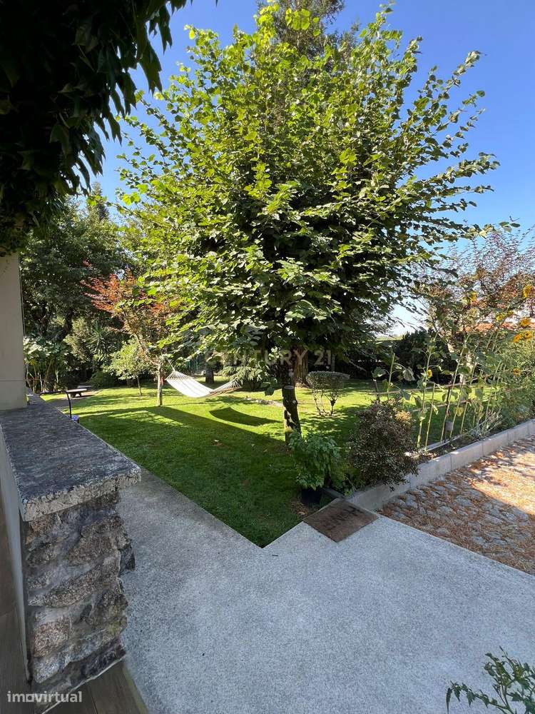 Moradia em Viseu com Vista Panorâmica e Jardim Privado-14