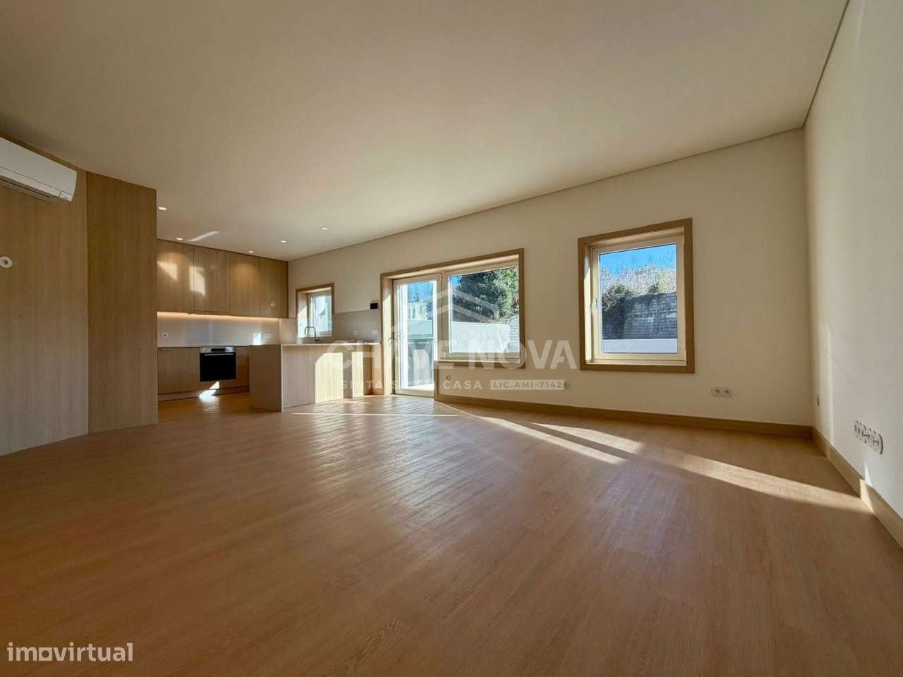 Apartamento T2 Renovado com Terraço e garagem Box-1