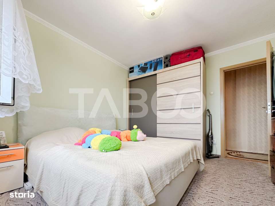 Apartament decomandat cu 3 camere - balcon si pivnita in bloc cu lift - Imagine principală: 3/8