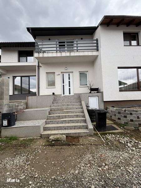 Casa de mijloc dintr-un triplex - Imagine principală: 4/8