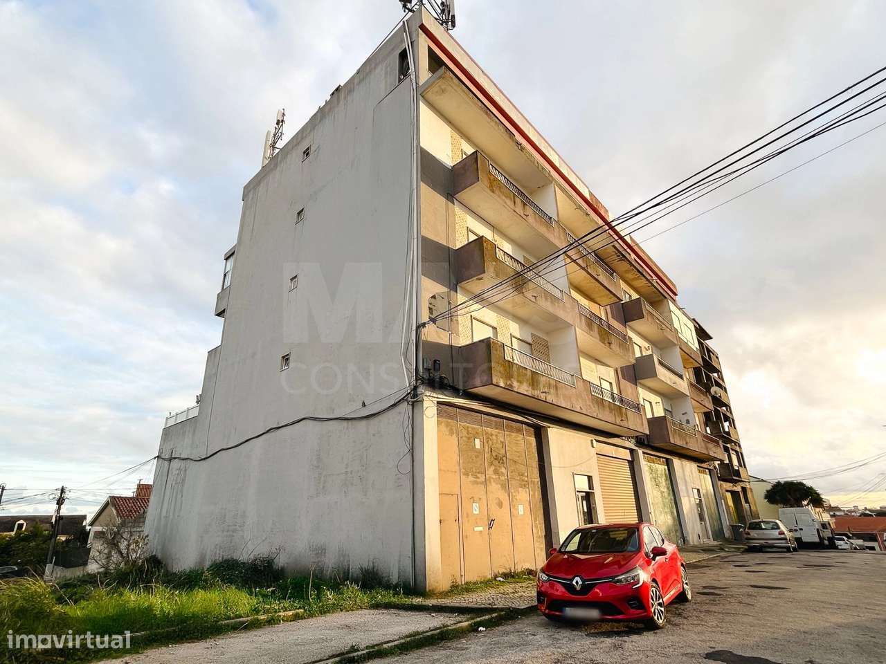 Prédio de Habitação e Comércio em Santa Iria de Azoia - Grande imagem: 2/4