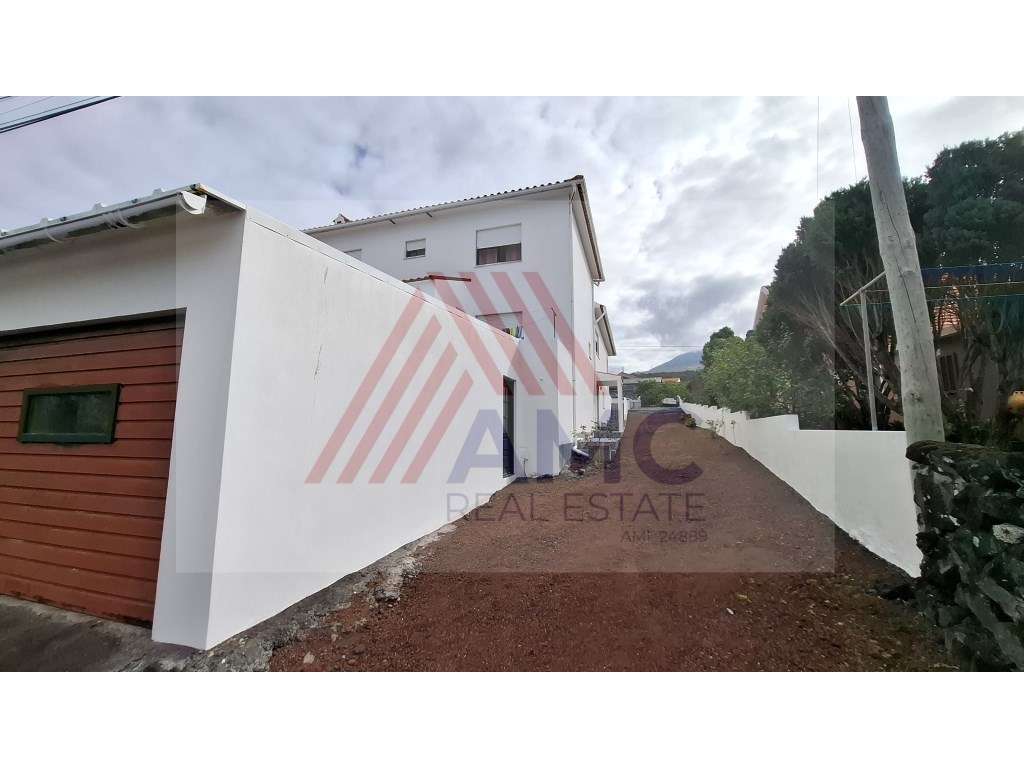 MORADIA COM 2 PISOS 11 DIVISÕES E 2 GARAGENS NA CANDELÁRIA, MADALEN...-38