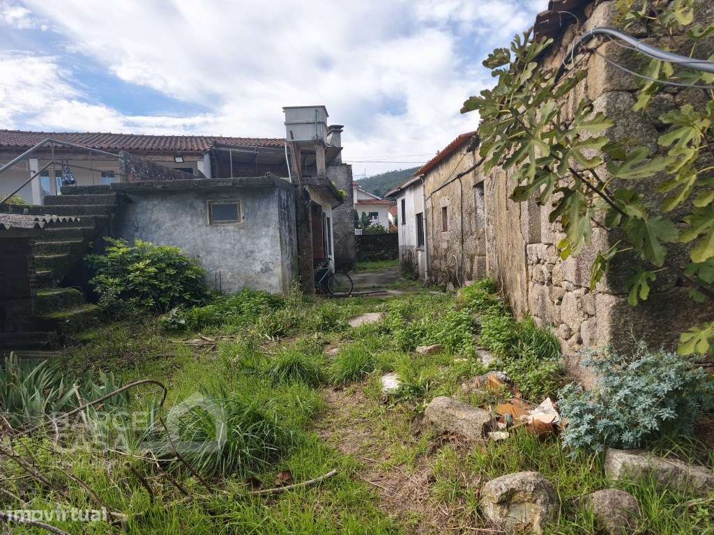 Oportunidade Única - Moradia para Restauro com Vistas Panorâmicas!-25