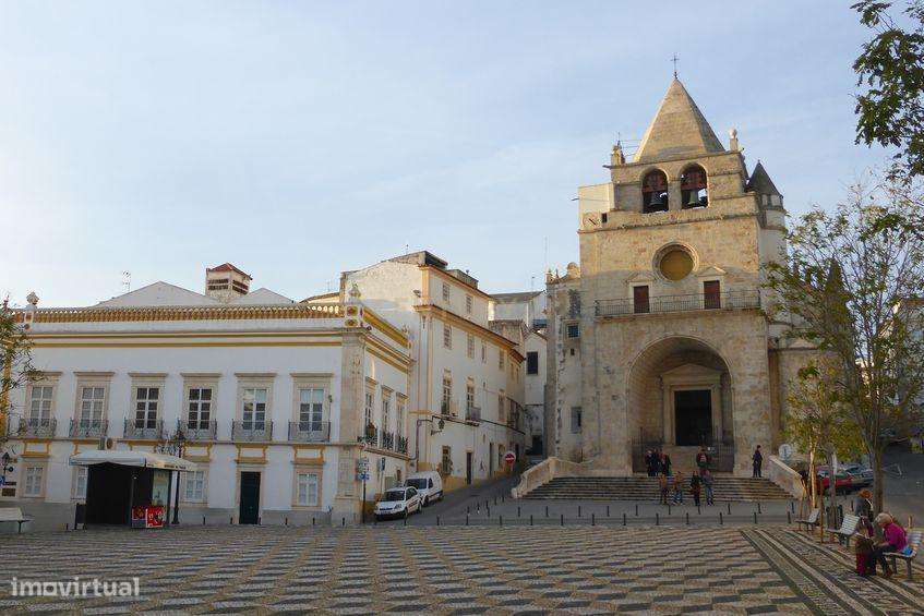 Moradia T2 renovada com estúdio independente e estacionamento | A 5 km-18