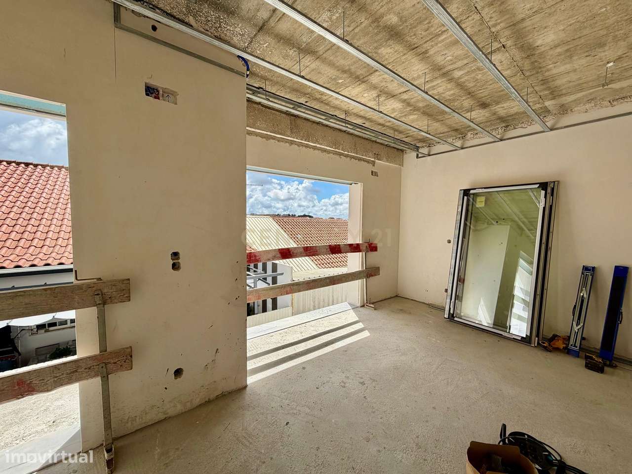 Moradia geminada T4 em fase de construção localizada em Casal de Cambr-4