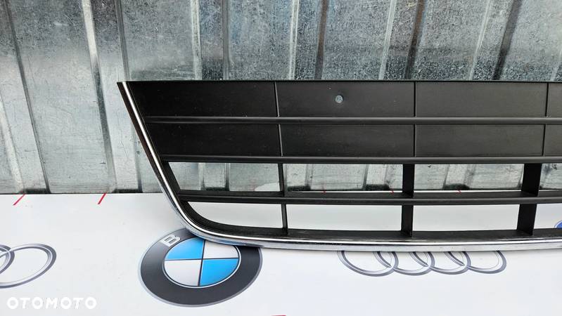 VW Tiguan Lift 5N0 2011- Atrapa zderzaka Kratka środkowa zderzaka z chromem 5N0853677E - 3