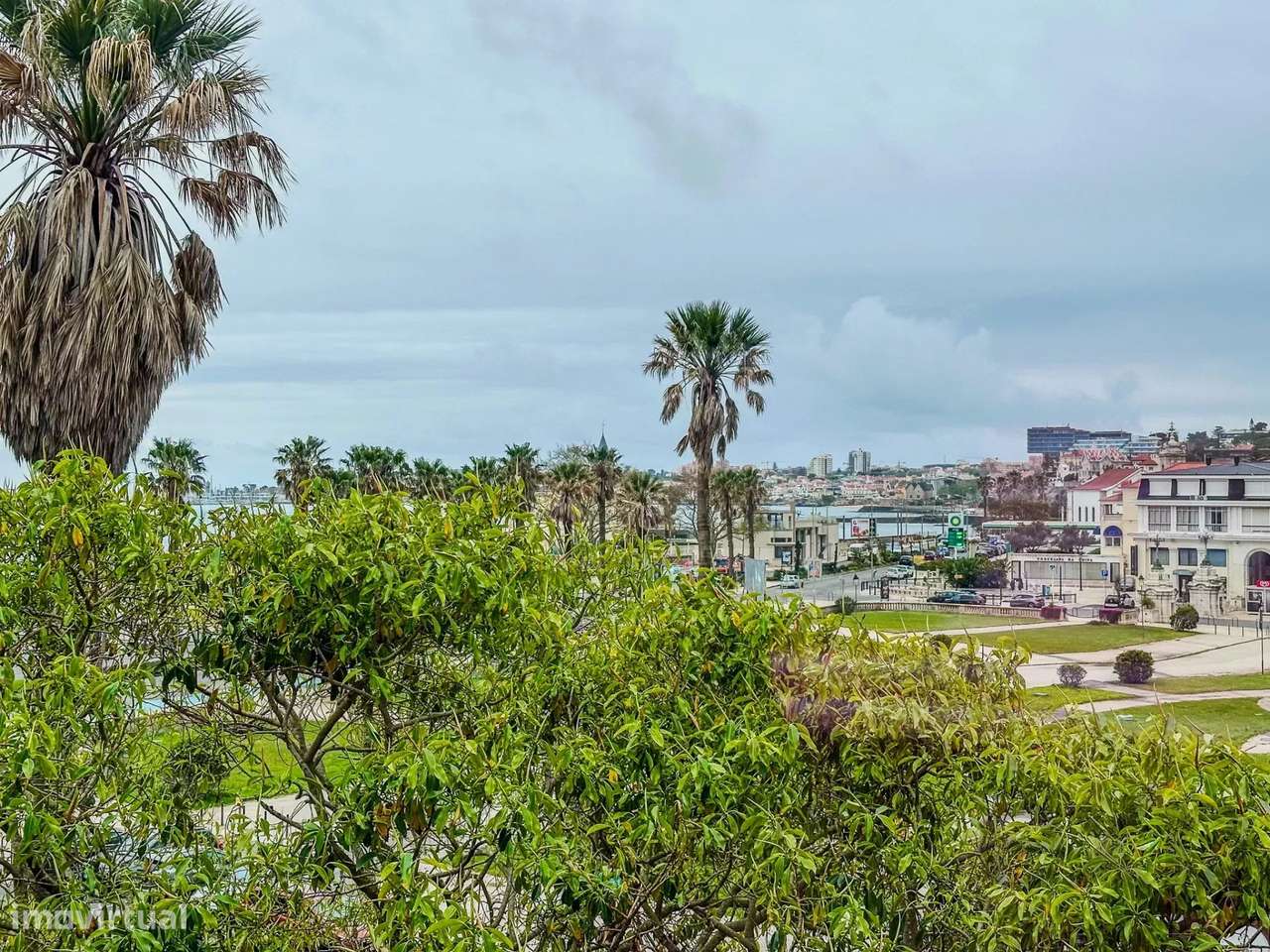 Apartamento lindamente renovado nas Arcadas do Estoril com vista mar - Grande imagem: 2/22