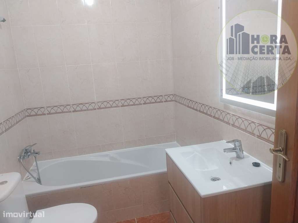 Moradia V4 com piscina em Setúbal!-16