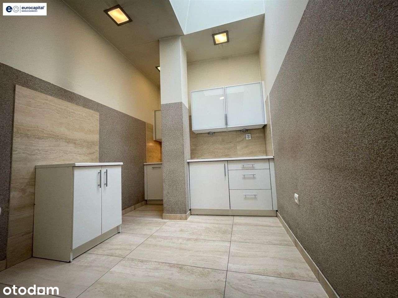 Budynek biurowo-usługowy z windą i parkingiem-19