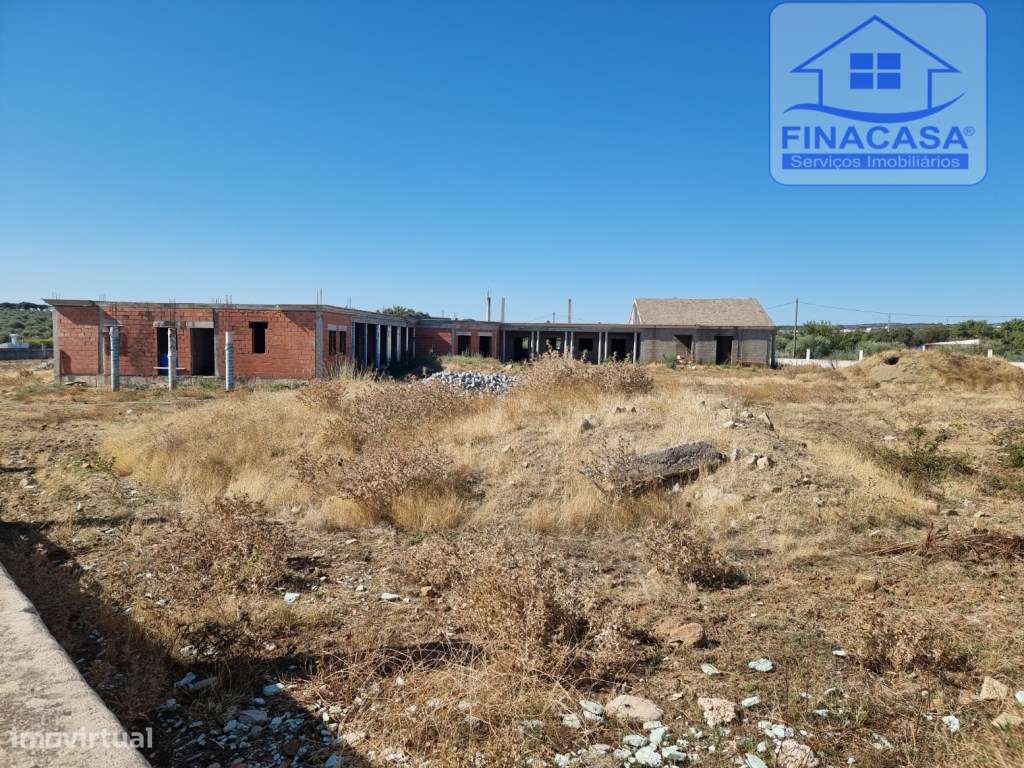 Terreno com moradia situado numa zona sossegada - Brejos(Elvas)-5