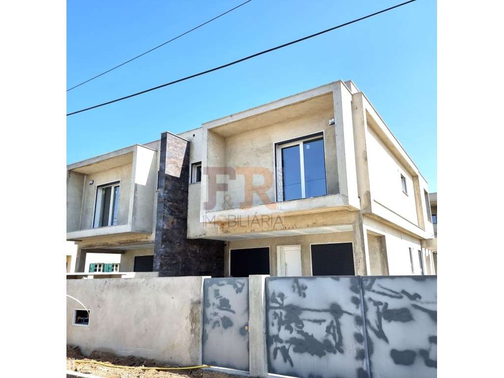 Moradia Duplex T4 com Pérgula e Piscina. FERNÃO FERRO-10