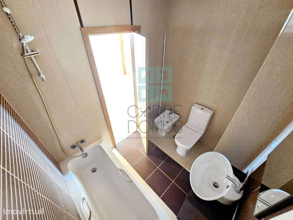 Espaçoso apartamento T3, com parqueamento, junto centro de Loulé, A...-18