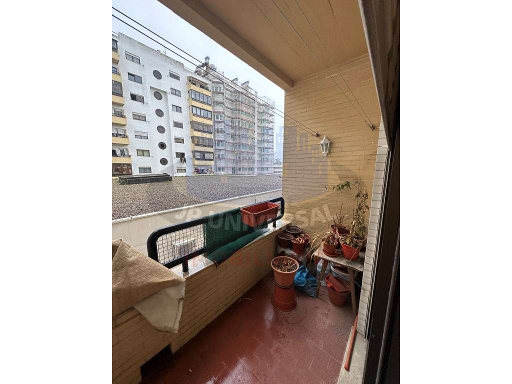 Vende-se Apartamento T3 junto à Avenida Marquês de Pombal - Grande imagem: 5/28