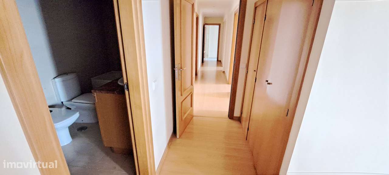 Apartamento T4  152m2 , Lugar estacionamento junto á praia  Alcochete.-19