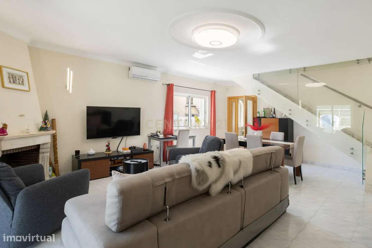 Moradia T3 com piscina e amplo espaço exterior-9