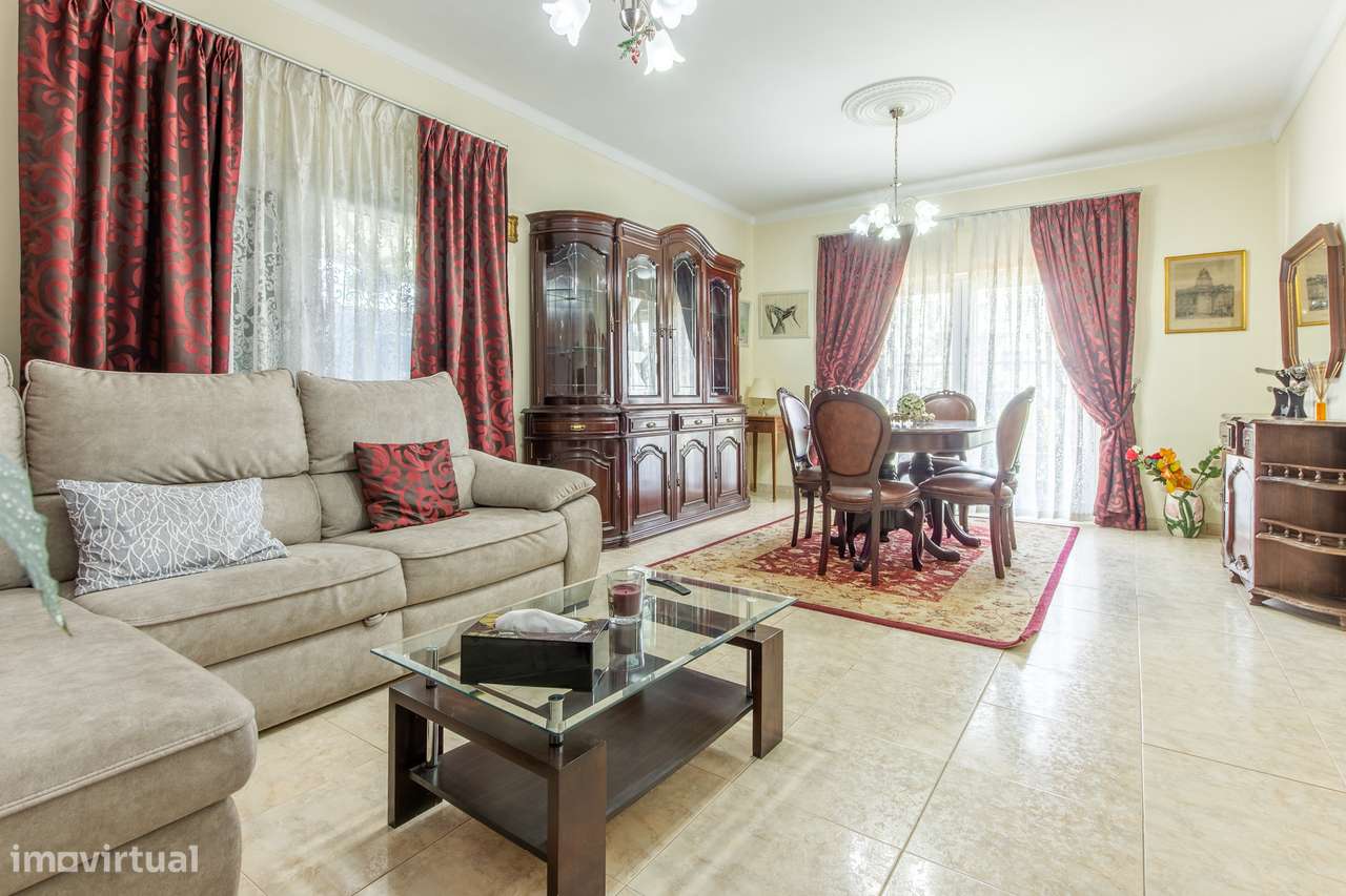 Moradia Bifamiliar com 2 Apartamentos T1 para Habitação e Rendimento-9