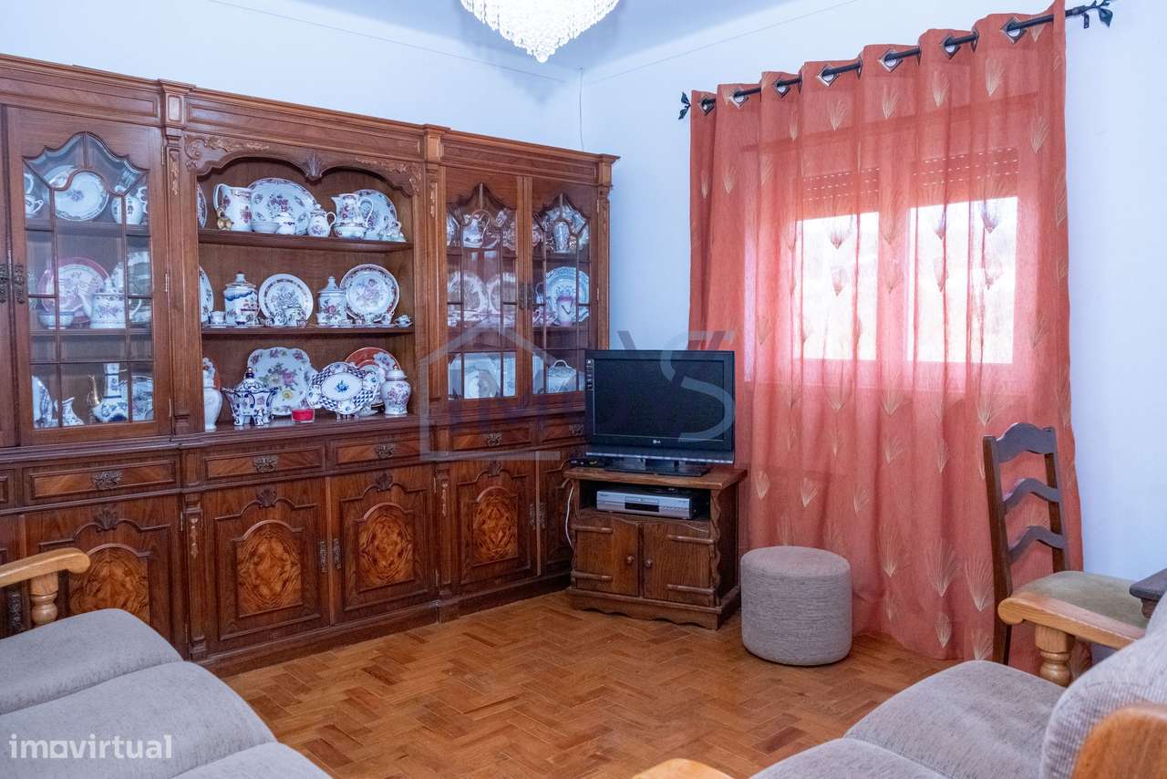 Propriedade com 2 Habitações, Anexo e Poço – Oportunidade Única em Fer-21