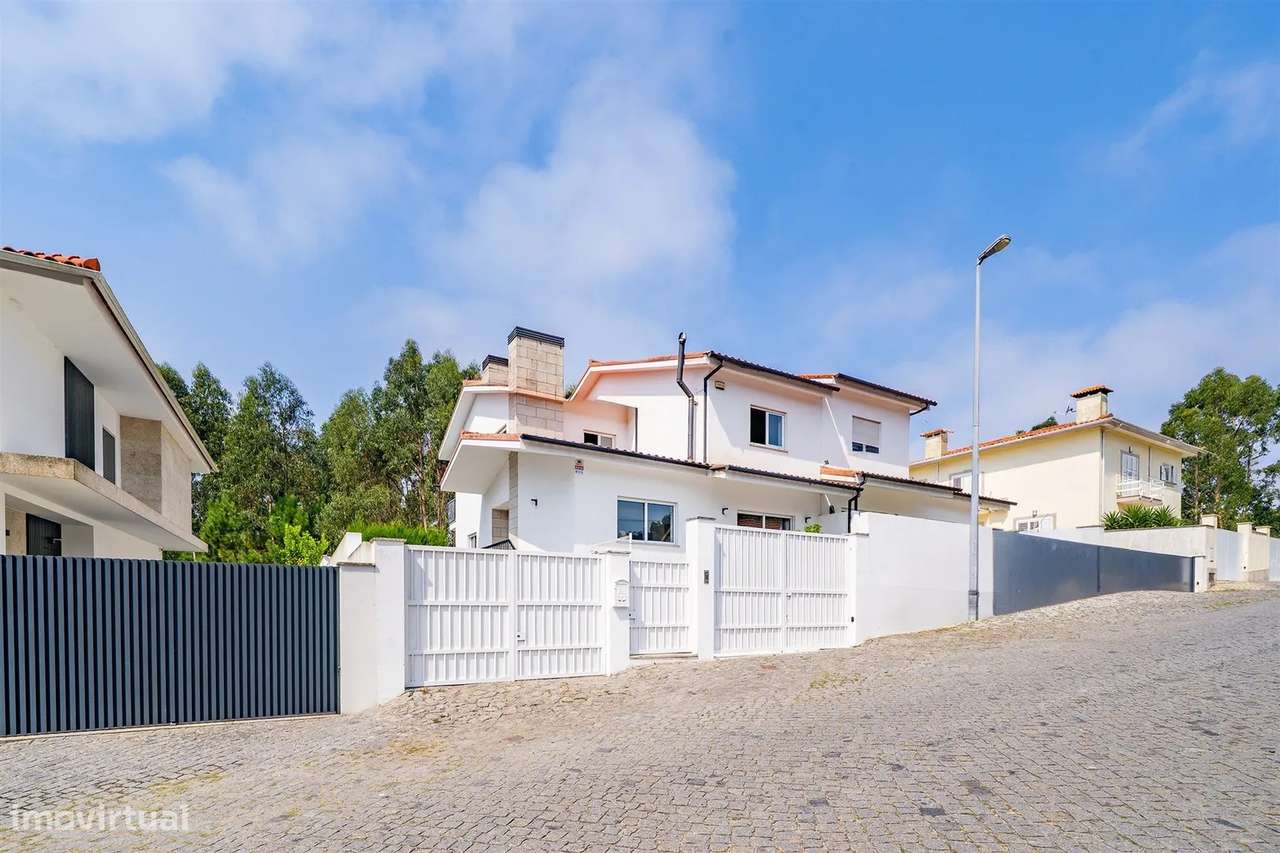 Moradia T4 com piscina nas Marinhas | Esposende-1