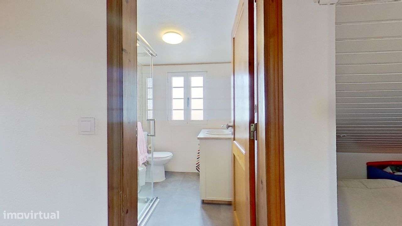 Moradia em Massamá, Rua Direita (tem anexos T-0 e T-2 independentes)-25