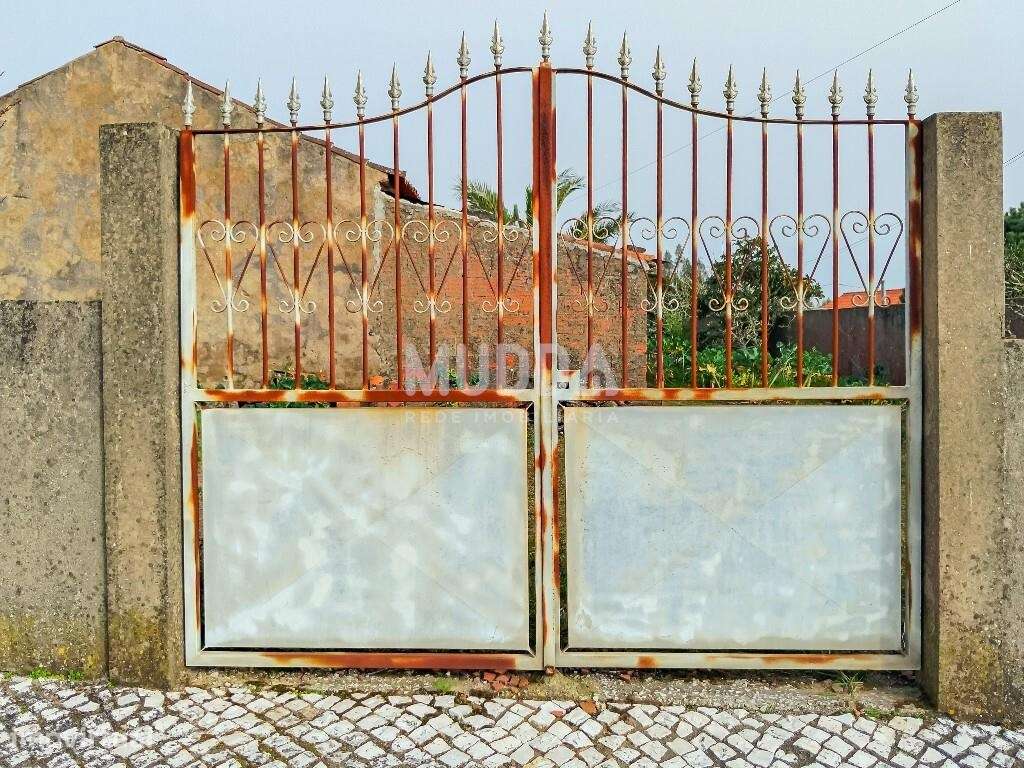 Ruína para recuperar com terreno de 1.050 m2 poço e árvores de fruto A-19