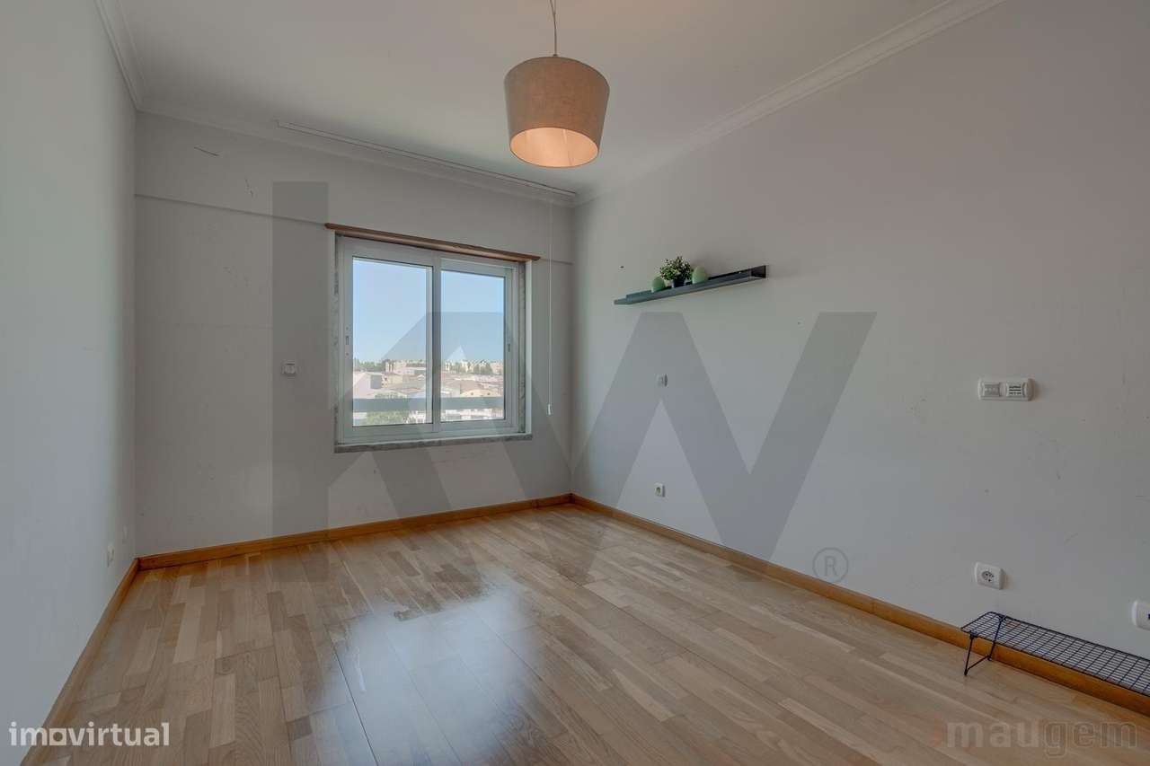 T3 Renovado com Lugar de Garagem e Arrecadação | 133 m2 | Prior Velho-0