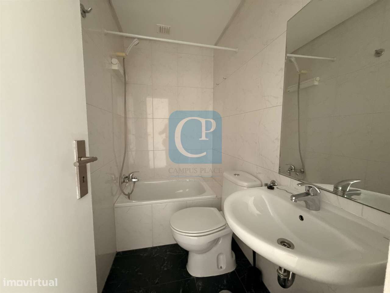 Apartamento T2 com lugar de garagem e arrumos em Vermoim na Maia-20