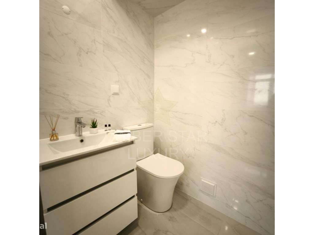 Apartamento T3 Renovado em Benfica com Excelente Luz Natural-13