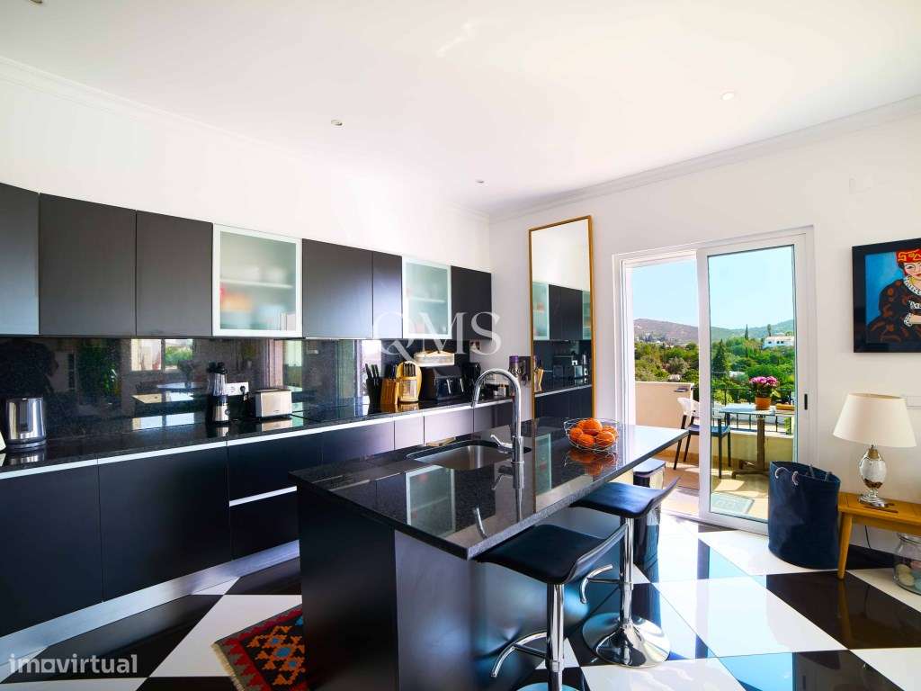 Duplex contemporâneo de três níveis em Santa Bárbara de Nexe, Algarve-2