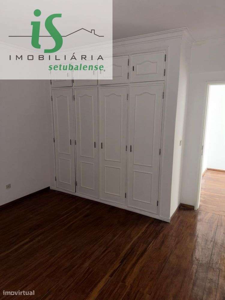 MORADIA T6 À VENDA EM  ALMADA COM GARAGEM-13