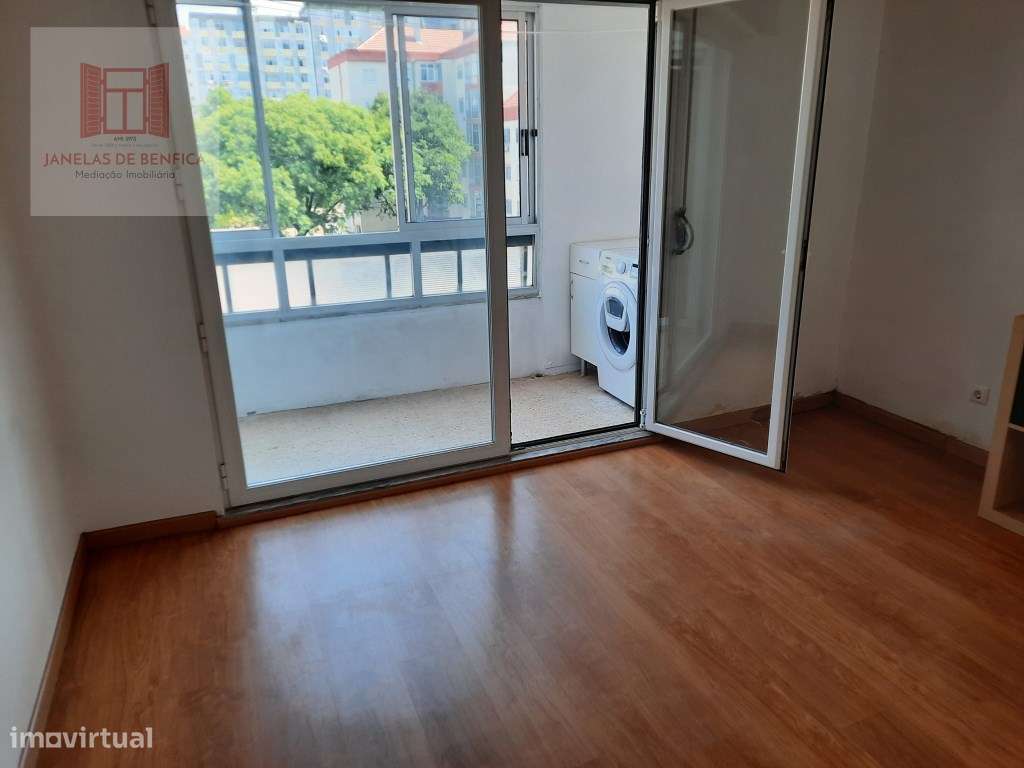 Vende-se T1- Amadora Junto a estação de Comboio e Metro da Reboleira-7