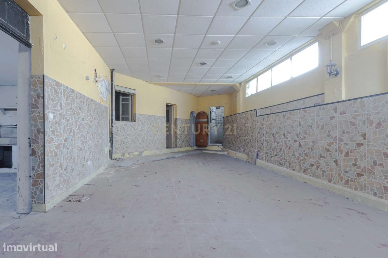 Moradia T4 de Charme, Quatro Frentes com Amplo Espaço Exterior-26