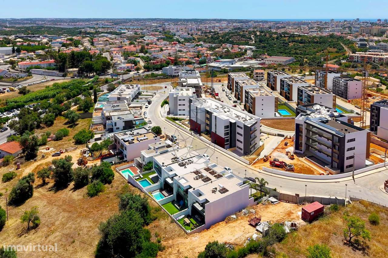Linda moradia em banda em construção para venda na área de Sesmarias,-26