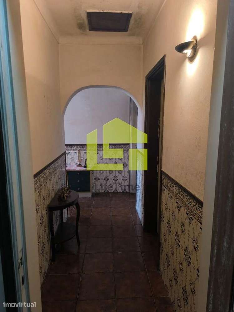 Moradia e dois Armazéns-10