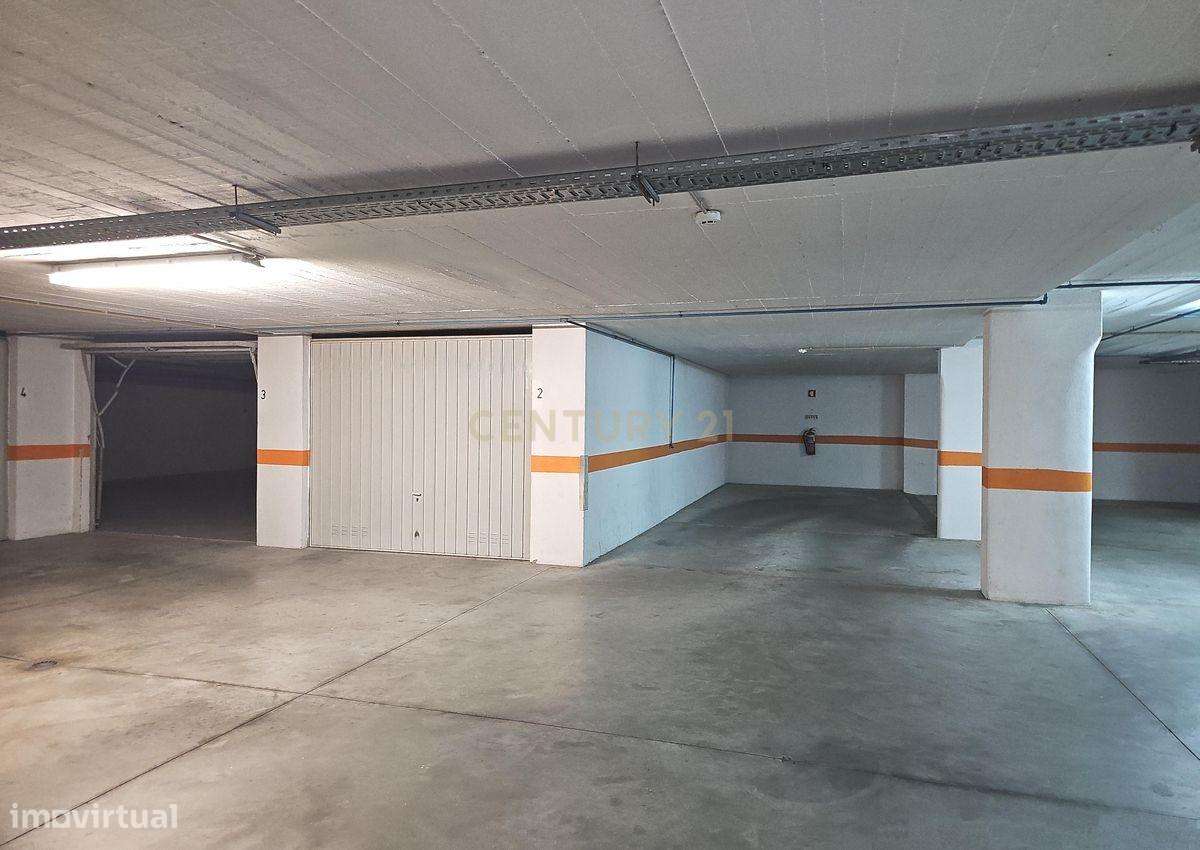 Oportunidade Única em Massamá – Garagem Ampla com Potencial de Oficina - Grande imagem: 5/12