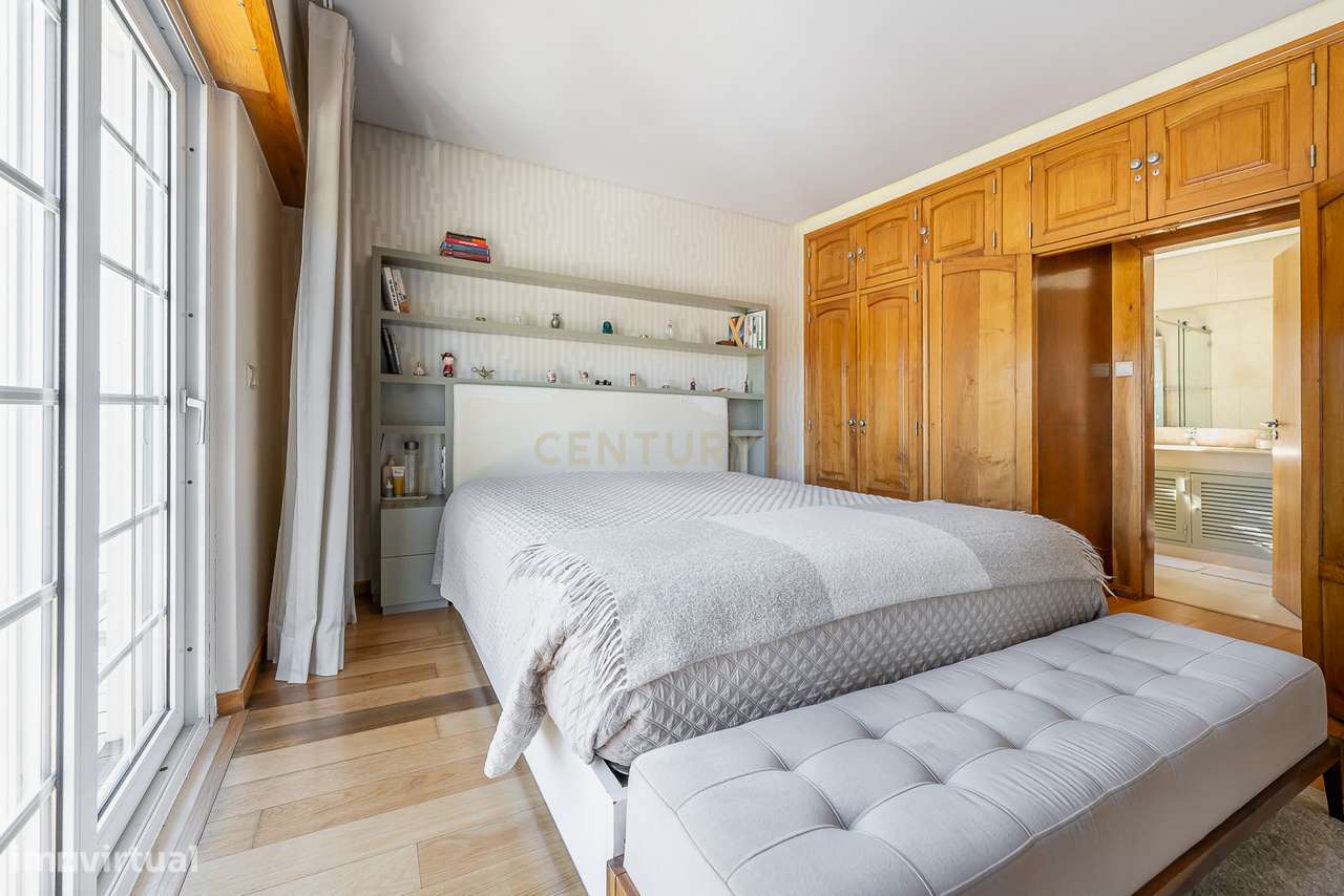 Moradia de Luxo T4 com Piscina e Jardim em Alvalade-38