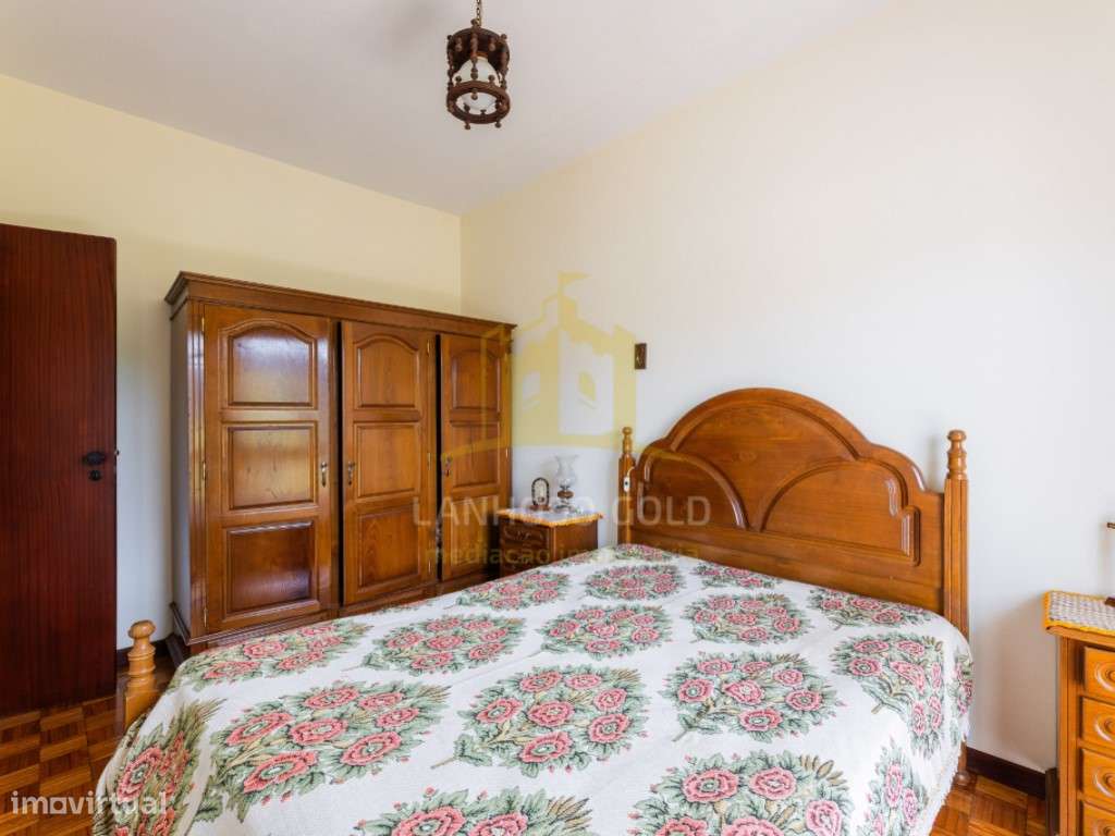 Moradia T6 em Lanhoso - Espaço, Conforto e Versatilidade-13