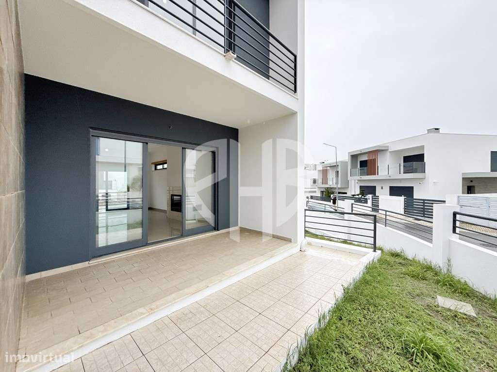 Exclusiva Moradia T5 de Arquitetura Contemporânea em Almada - Feijó-51