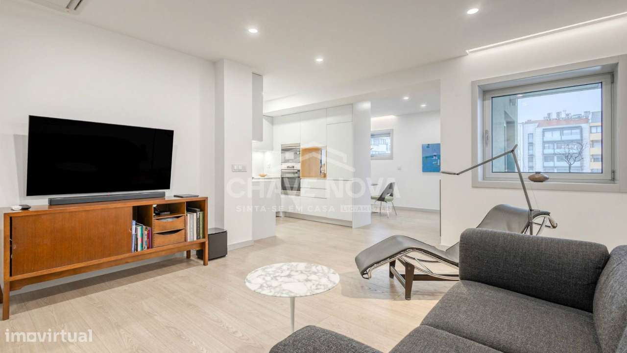 Apartamento T2 c/ Varanda e 2 Lugares de Garagem-Constituição/ Marquês-5