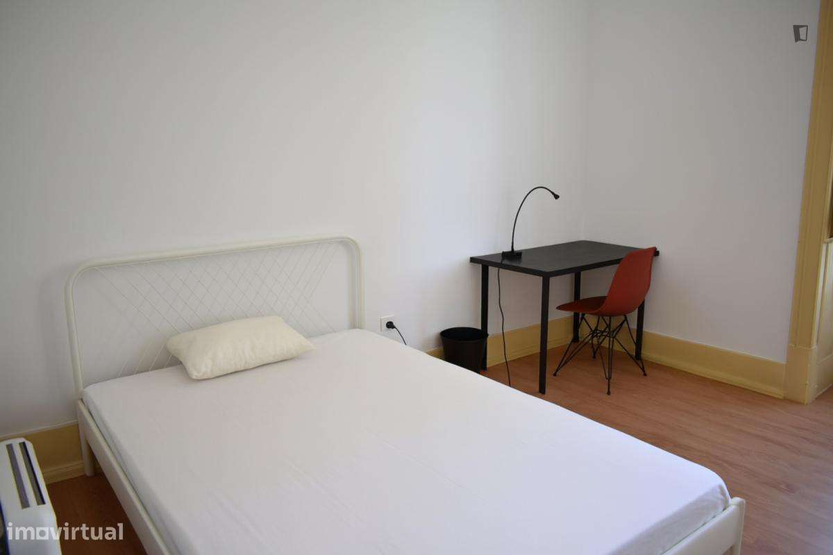 Quarto - localizado em Anjos Lisbon - Grande imagem: 2/10