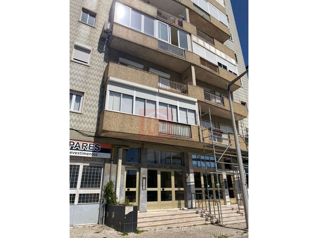 Apartamento T3 na Estrada da Luz, Benfica-34